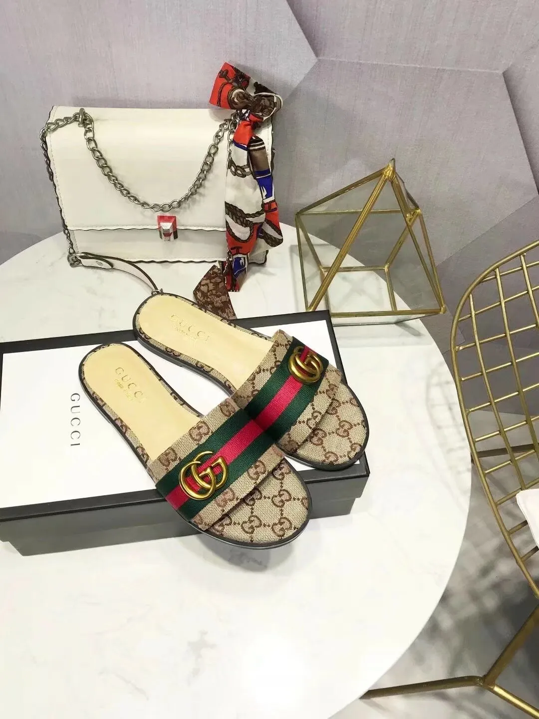 👟👟Ex-factory price 280👟👟 Gucci slippers. All in sheepskin. Sheepskin feet with original GUCCI bronze buckles. High-end atmosphere. Wear-resistant and non-slip branded rubber outsole. 35-42 yards. (41*42 can be customized, non-refundable and non-exchangeable* Welcome new and old customers to sell as shown in the picture)